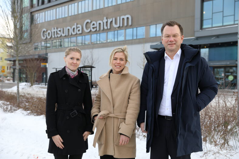 Ellinor Schutz, SEB, Cecilia Safaee, vd för Hemmaplan, och Mikael Franzén, SEB står framför Gottsunda Centrum